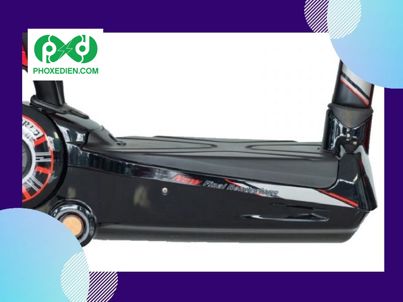 Xe đạp điện EV S8 Plus có bàn để chân chống trượt, rộng rãi.