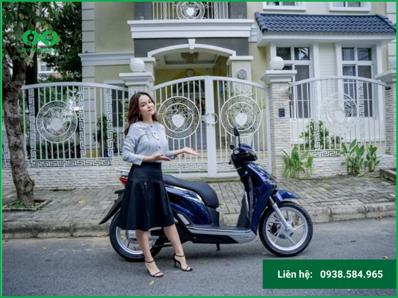 Phạm Quỳnh Anh trải nghiệm xe máy điện