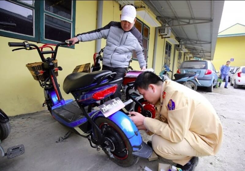 Hướng dẫn thủ tục làm giấy đăng ký xe máy điện nhanh chóng 1 Theo quy định, người mua xe máy điện cần phải đăng ký