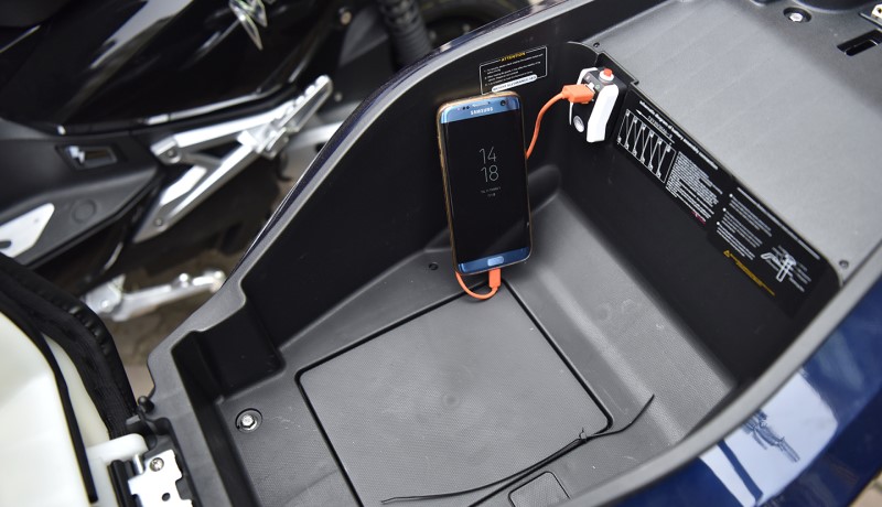 Xe được trang bị thêm cổng USB bên trong và ngoài xe để thuận tiện cho việc sạc các thiết bị di động.