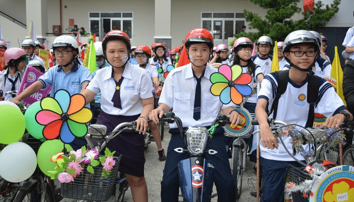 Học sinh nên đem giấy má luật lệ tài xế vừa mới được cút xe đạp điện năng lượng điện xe pháo máy