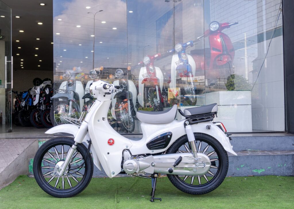 Cub 50 có cần bằng lái không? Lưu ý quan trọng khi mua xe 2 Điều khiển xe Cub 50cc có phải đội mũ bảo hiểm?