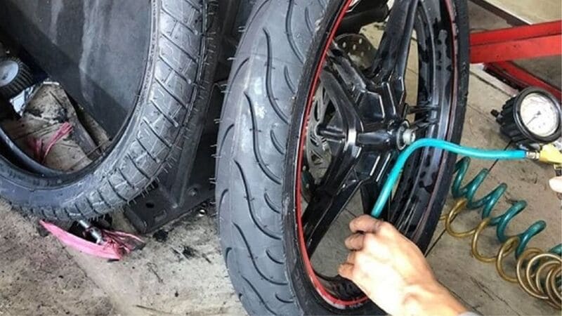 Cách Thay Lốp Xe Máy Điện Tại Nhà Nhanh Chóng 6 Bơm xe để kiểm tra lốp mới thay